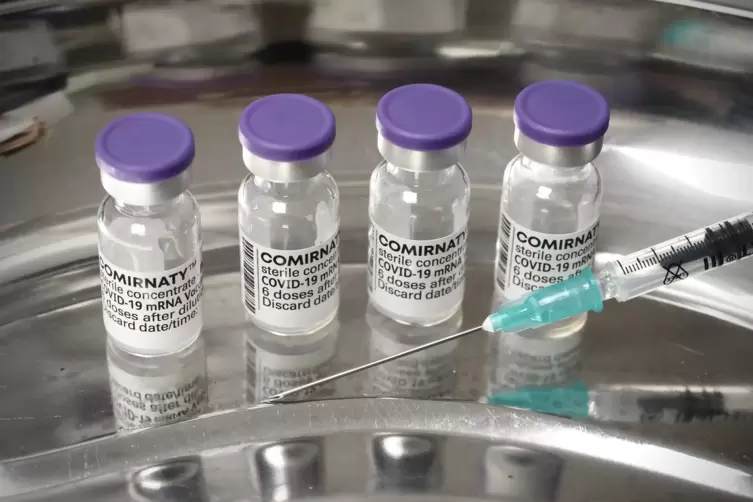 Ein Fläschchen Comirnaty-Impfstoff enthält sechs Dosen.