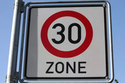 Viele Ortschaften in der Südpfalz hoffen derzeit auf Tempo-30-Regelungen in ihrem Dorf. Viele Ortschaften in der Südpfalz hoffen derzeit auf Tempo-30-Regelungen in ihrem Dorf.
