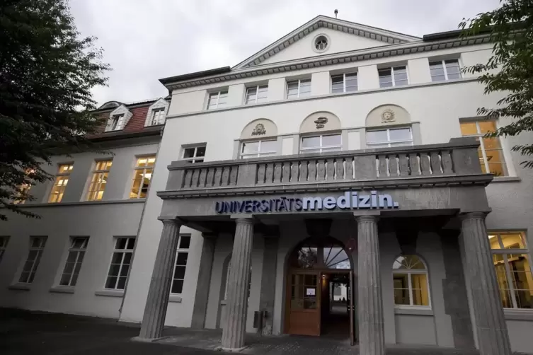 Der Haupteingang der Uniklinik Mainz. Ab Samstag dürfen Besucher nur noch in wenigen Ausnahmen Patienten besuchen.