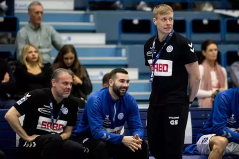 „Es war nicht leicht aufzuhören, aber jetzt bin ich damit im Reinen“, gab Guðjón Valur Sigurdsson (stehend), Trainer des VfL Gum