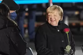 Ehrenvolle Verabschiedung: Angela Merkel beim Großen Zapfenstreich.