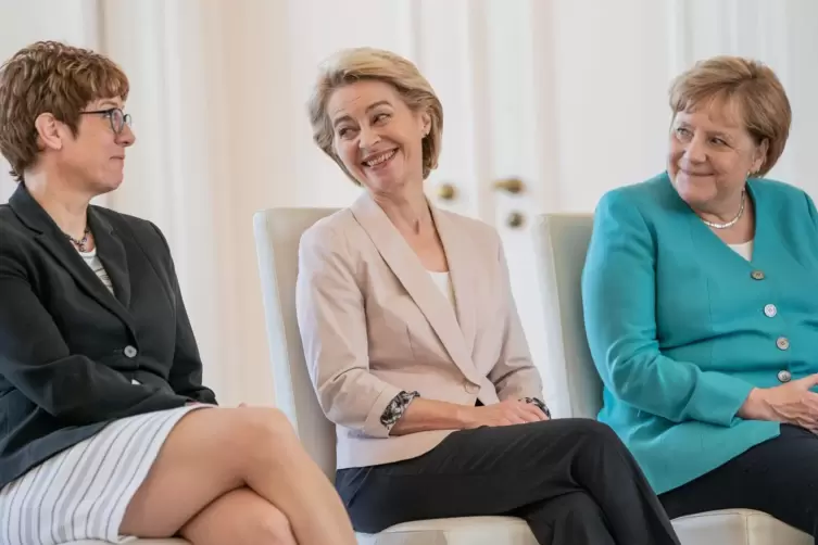 Das Trio: Ursula von der Leyen (CDU, M), scheidende Verteidigungsministerin und neugewählte EU-Kommissionspräsidentin, sitzt 201
