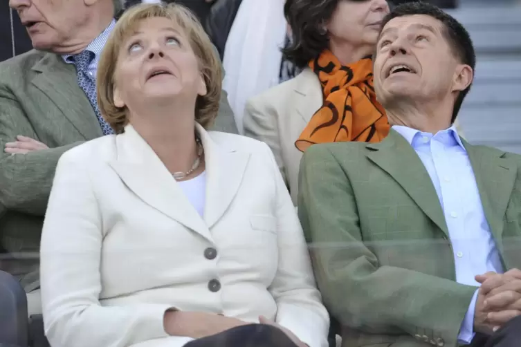 Was gibt’s denn da oben? Angela Merkel und Joachim Sauer am Verfassungstag im Jahr 2009 kurz vor einem Konzert am Brandenburger 