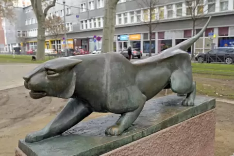 Ist ab sofort wieder für die Öffentlichkeit zu sehen: Die Skulptur „Großer Tiger“, die jetzt auf dem Ludwigsplatz eine neue Heim