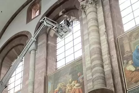 Inspektion in luftiger Höhe: Aus dem Bogen stürzte der Keil nach unten. Inspektion in luftiger Höhe: Aus dem Bogen stürzte der Keil nach unten.