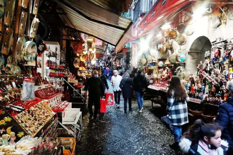 In der berühmten Gasse der Weihnachtskrippen in Neapel wimmelt es von Engeln, Hirten, Ochsen und Eseln – und inzwischen teils au