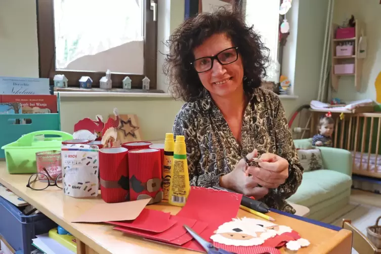 Mit Bastelarbeiten zur Weihnachtszeit beschäftigt: Anke Estelmann.