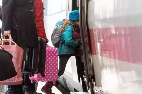 Gratis mitnehmen kann man künftig, anders als bisher, nicht nur eigene Kinder und Enkel. 