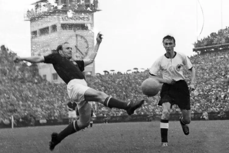 Das Duell im WM-Finale 1954: Horst Eckel (rechts) als Wachhund des Ungarn Nandor Hidegkuti. 