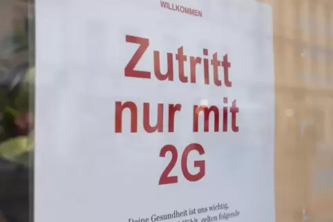 Der Handelsverband Deutschland (HDE) warnt vor Umsatzeinbußen von bis zu 50 Prozent für Geschäfte, die von der 2G-Regelung betro