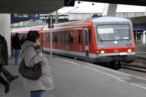 Vor der Elektrifizierung der Strecke in die BASF wurden bei den BASF-Pendlerzügen meist Dieseltriebwagen der Baureihe 628 einges