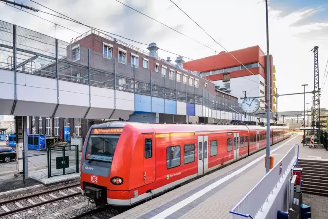 Im Berufsverkehr für BASF-Pendler aus der Pfalz werden künftig fast nur noch S-Bahn-Triebwagen eingesetzt. Im Berufsverkehr für BASF-Pendler aus der Pfalz werden künftig fast nur noch S-Bahn-Triebwagen eingesetzt.