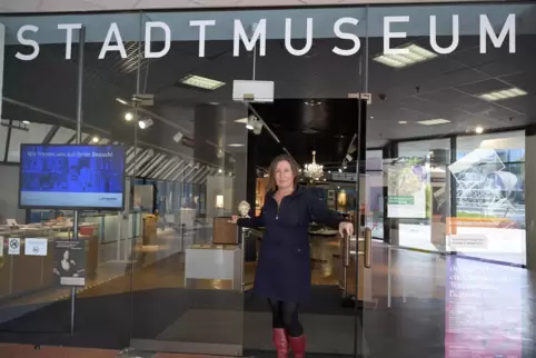 Leiterin Regina Heilmann vor dem Stadtmuseum. Etliche Besucher kamen am 2. Oktober noch einmal ins Museum, um Lebewohl zu sagen.