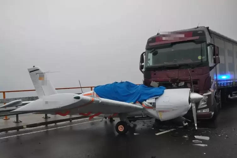 Am Samstagmittag landete ein Ultraleichtflugzeug auf der Schwarzbachtalbrücke der A62 und stieß dort mit einem Lastwagen zusamme
