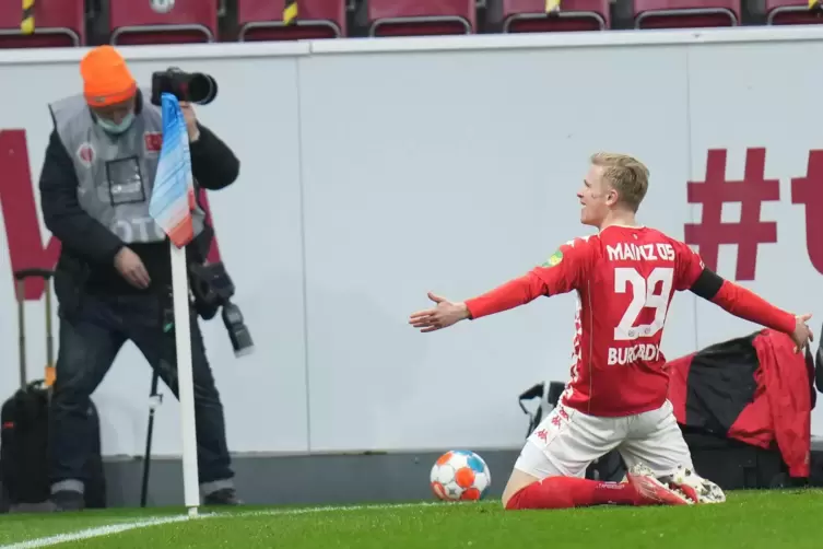 RevolverheldKeiner zog gestern so schnell wie der Mainzer Stürmer Jonathan Burkardt, der nach zwei Minuten das 1:0 erzielte.