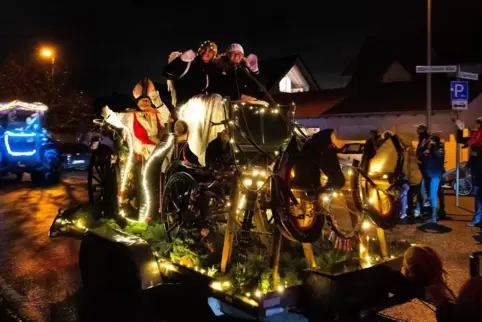Waldsee: Rund 100 Traktoren waren unterwegs auf der Lichterfahrt und begeisterten jung und alt, wie hier in der Albert-Einstein-