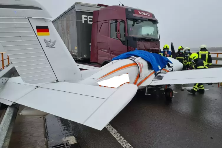 Das Leichtflugzeug stieß nach der Landung mit einem Lastwagen zusammen.