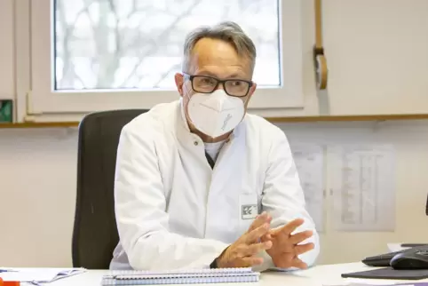 Nach rund vier Monaten lässt der Impfschutz deutlich nach: Mediziner Thomas Ecker wirbt fürs Boostern, aber mahnt auch Geimpfte 