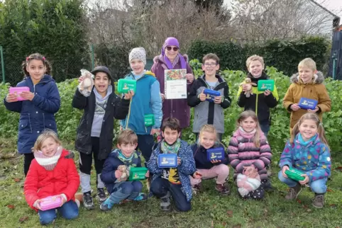 Fleißige Gärtner: die Kinder der 2a der Hermann-Gmeiner-Grundschule sowie Lehrerin Veronika Ziegler (Mitte) im Schulgarten mit i