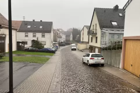 In der Senke der Straße „Am Dorfbrunnen“ erkennen die Experten für Starkregenvorsorge das größte Gefahrenpotenzial für Fehrbach,