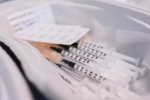 Bis zu sieben Spritzen lassen sich aus einem Fläschchen des Impfstoffs Biontech aufziehen. Bis zu sieben Spritzen lassen sich aus einem Fläschchen des Impfstoffs Biontech aufziehen.