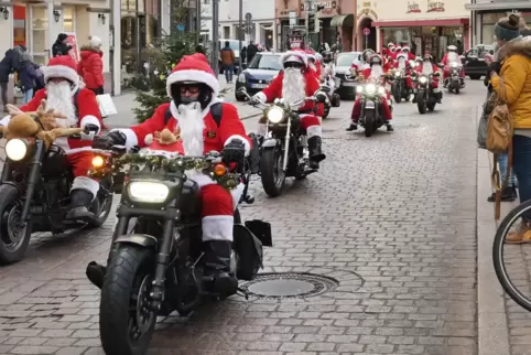 Die „Riding Santas“ fahren seit einigen Jahren mit ihren Motorrädern am Nikolaustag durch die Pfalz. 
