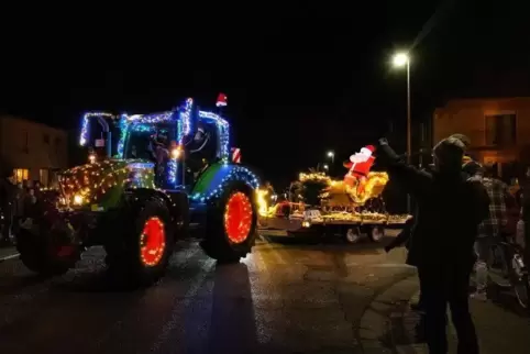 Gern gesehen: Mehr als 100 Landmaschinen ziehen weihnachtlich geschmückt durch die Schillerstraße in Dudenhofen