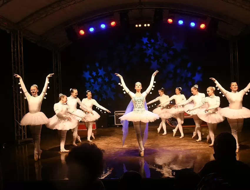 Die Ballettschule Flex&Point verzaubert das Publikum als Schneeflocken ...