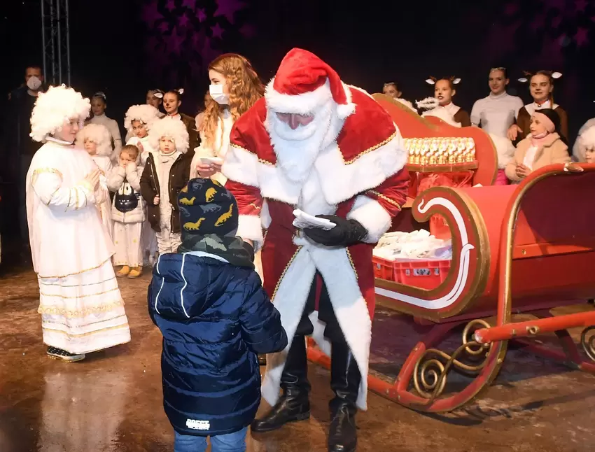 Der Nikolaus verteilte Geschenke an die Kinder ...