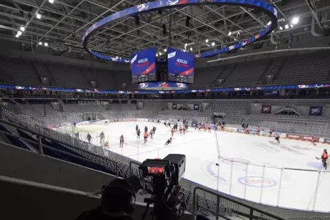 Die Geisterspiele sind zurück: die leere SAP-Arena am Sonntagnachmittag. 