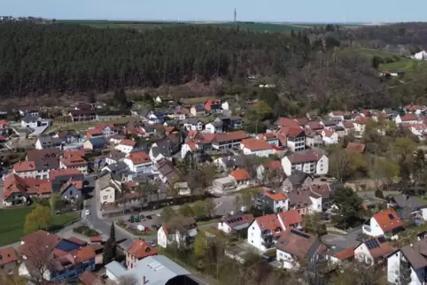 Im Burgdorf werden die Steuern erhöht.