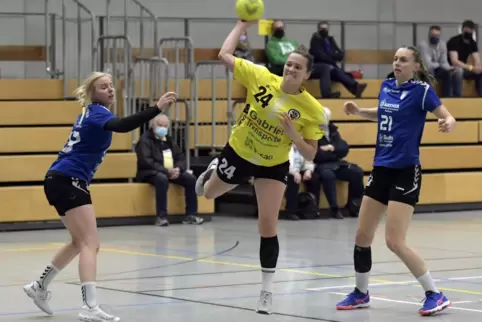 Für die Mundenheimerin Sofie Heiser (Mitte) war das Spiel gegen die SG Ottersheim/Bellheim/Kuhardt/Zeiskam vorzeitig beendet – u