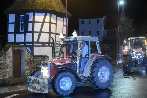 Wie hier im Donnersbergkreis waren auch in anderen Teilen der Pfalz am Wochenende geschmückte Traktoren und Einsatzfahrzeuge unt