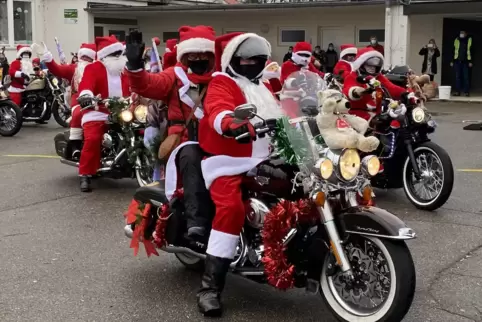 Die Weihnachtsmänner und ihre geschmückten Motorräder ziehen die Blicke auf sich. 