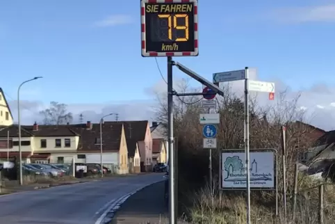 Mancher Fahrer drosselt wegen ihnen das Tempo: Hinweistafeln, wie diese in Ebertsheim sollen nächstes Jahr in Mertesheim aufgest