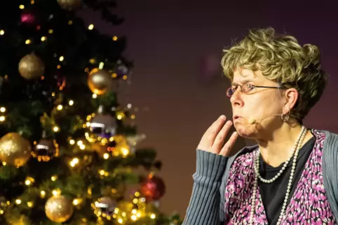 Wie man Weihnachten feiert, erklärte in der Festhalle Jutta Lindner in ihrer Rolle der Oma Frieda. 