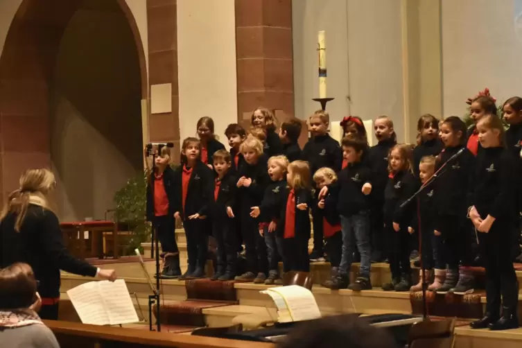 Schon die Kleinen singen kräftig mit: Vor- und Aufbauchor unter der Leitung von Eva Oberling.
