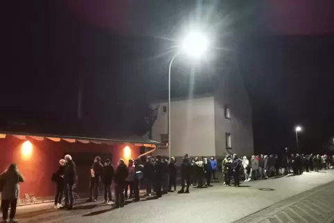 „Bis nach Frankreich“, wie ein Wartender anmerkte, standen die Impfwillgen zwar nicht, aber der Andrang in dem Grenzdorf war sch