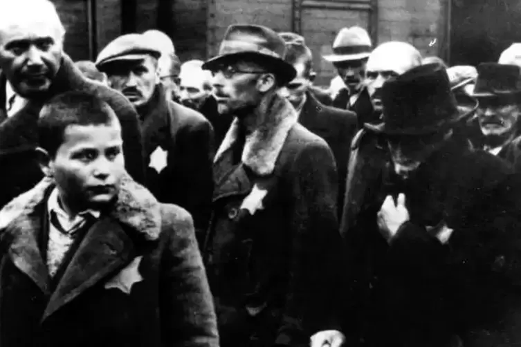Während der Nazi-Diktatur waren jüdische Mitbürger gezwungen, einen sogenannten Judenstern an der Kleidung zu tragen.