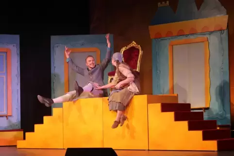 Altes Märchen modern interpretiert: das Ensemble des Liberi-Theaters in Höchstform. 