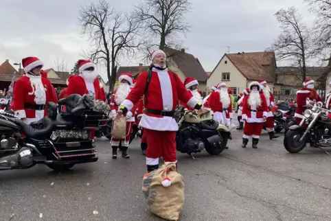 Tour-Organisator Patrick Kuntz stimmt ein Lied an. 