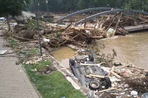 Die Flut an der Ahr hat gigantische Schäden angerichtet. Neben vielen Häusern wurde auch diese Brücke bei Bad Neuenahr zerstört.