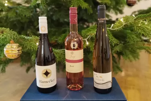 In der Kiste ist je eine Flasche Grauburgunder aus Wissembourg, Spätburgunder aus Bad Bergzabern und Rosé aus Kandel – plus ein 