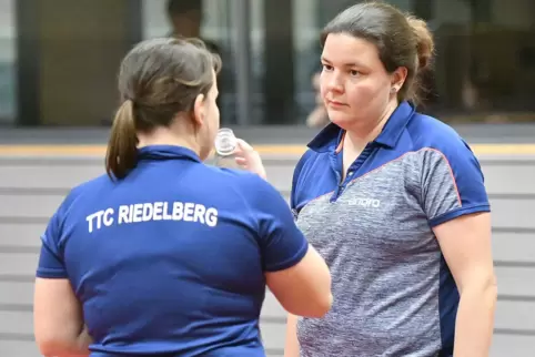 Elena Süs (rechts) und Julia Dieter wandelten ihr Doppel nach 0:2-Satzrückstand noch in einen Sieg um. Elena Süs (rechts) und Julia Dieter wandelten ihr Doppel nach 0:2-Satzrückstand noch in einen Sieg um.