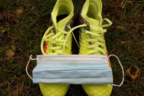 Die Fußballschuhe blieben am Wochenende fast überall in der Sporttasche. Manche Vereine ärgert die neue Verlegungspraxis. 