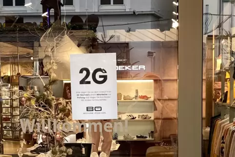 Hinweis: En Schild weist vor dem Schuhhaus Boedeker auf die 2G-Regel hin. 