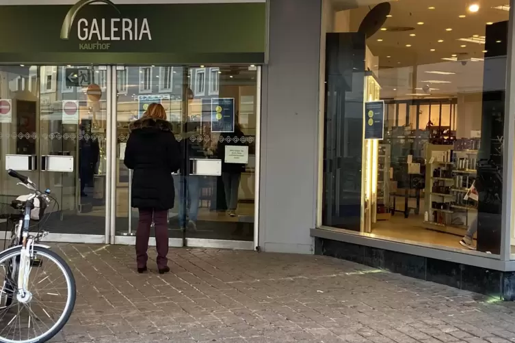 Wartezeit: Vor dem Kaufhiof in Speyer hie&szlig; es am Montag immer wieder kurz warten . 