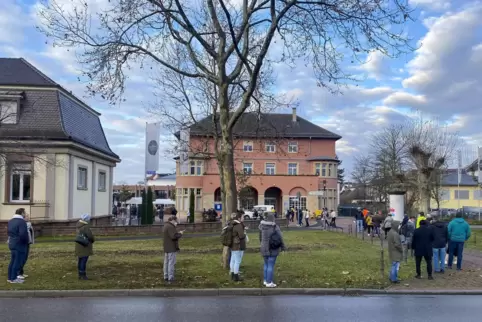 Selbst an der Mahlastraße reihten sich die Impfwilligen noch auf. Selbst an der Mahlastraße reihten sich die Impfwilligen noch auf.