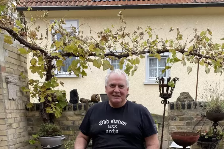 Ist fasziniert von der Geschichte seines Heimatorts Otterstadt: Thomas Horn, der ein T-Shirt mit seinem favorisierten ursprüngli