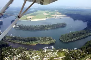 Liegt nahe der Altrheinauen: Am unteren Bildrand ist ein Otterstadter Campinggebiet zu sehen. 
